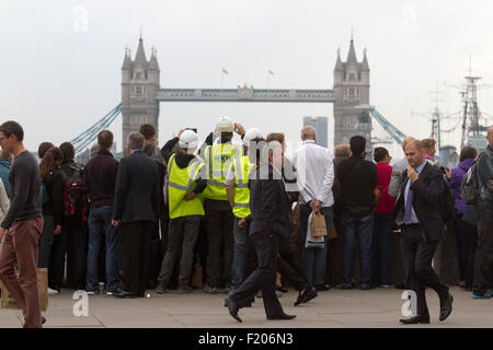 Londres, Royaume-Uni. 9e septembre 2015. De grandes foules se rassemblent sur le pont de Londres à attraper un aperçu de la Gloriana alors qu'elle s'apprête à s'élancer sur la Tamise pour célébrer la reine Elizabeth II devient le plus ancien monarque britannique Crédit : amer ghazzal/Alamy Live News Banque D'Images