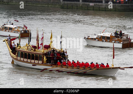 Londres, Royaume-Uni. 9e septembre 2015. De grandes foules se rassemblent sur le pont de Londres à attraper un aperçu de la Gloriana alors qu'elle s'apprête à s'élancer sur la Tamise pour célébrer la reine Elizabeth II devient le plus ancien monarque britannique Crédit : amer ghazzal/Alamy Live News Banque D'Images