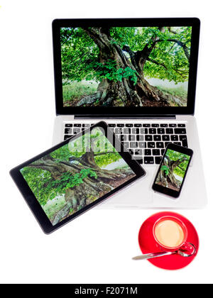 Ordinateur portable, Smartphone Tablette mit und Espressotasse Banque D'Images