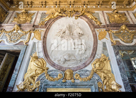 Tourisme en France : sculpture du Roi Soleil Louis XIV dans la guerre Prix (Salon de la guerre), l'intérieur du château de Versailles (château), Paris Banque D'Images