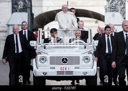 La cité du Vatican. 9 Septembre, 2015. Le pape François salue les pèlerins à son arrivée à la place Saint Pierre au Vatican le 9 septembre 2015, pour son audience générale hebdomadaire. Credit : Massimo Valicchia/Alamy Live News Banque D'Images