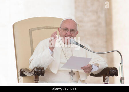 La cité du Vatican. 9 Septembre, 2015. Le pape François sourire pendant son audience générale hebdomadaire sur la place Saint-Pierre au Vatican le 9 septembre 2015. Credit : Massimo Valicchia/Alamy Live News Banque D'Images