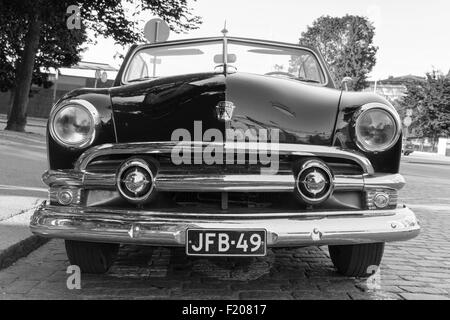 Helsinki, Finlande - le 13 juin 2015 : vieille Ford Custom Tudor Deluxe voiture est garée sur le bord de la route. L'année 1951 Convention avec modification Banque D'Images