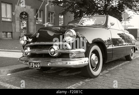 Helsinki, Finlande - le 13 juin 2015 : vieille Ford Custom Tudor Deluxe voiture est garée sur le bord de la route. L'année 1951 Convention avec modification Banque D'Images