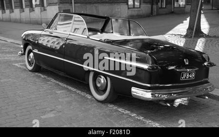 Helsinki, Finlande - le 13 juin 2015 : vieille Ford Custom Tudor Deluxe voiture est garée sur le bord de la route. L'année 1951 Convention avec modification Banque D'Images