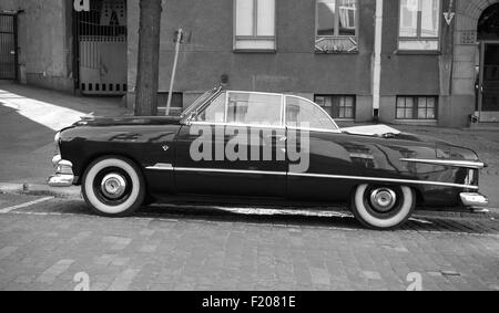 Helsinki, Finlande - le 13 juin 2015 : vieille Ford Custom Tudor Deluxe voiture est garée sur le bord de la route. L'année 1951 Convention avec modification Banque D'Images