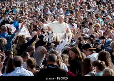 La cité du Vatican. 9 Septembre, 2015. Le pape François salue les pèlerins à son arrivée à la place Saint Pierre au Vatican le 9 septembre 2015, pour son audience générale hebdomadaire. Credit : Massimo Valicchia/Alamy Live News Banque D'Images