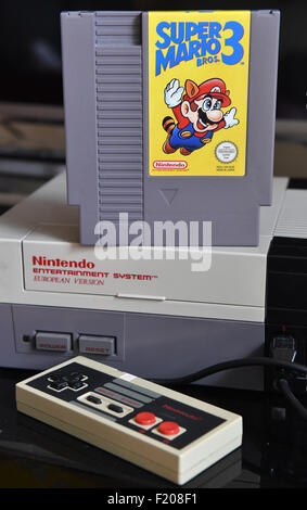 Berlin, Allemagne. Sep 8, 2015. Un 'Super Mario 3' jeu est sur le dessus d'une console de jeux NES des années 80, à Berlin, Allemagne, le 8 septembre 2015. Photo : Bernd Settnik/dpa/Alamy Live News Banque D'Images