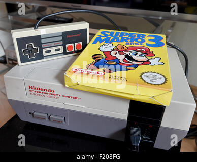 Berlin, Allemagne. Sep 8, 2015. Un 'Super Mario 3' jeu est sur le dessus d'une console de jeux NES des années 80, à Berlin, Allemagne, le 8 septembre 2015. Photo : Bernd Settnik/dpa/Alamy Live News Banque D'Images