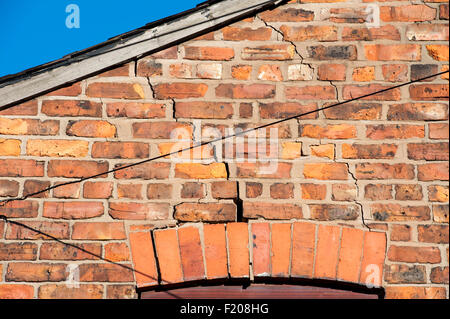 L'étape de craquage à la maçonnerie d'une maison en brique causés par la subsidence Banque D'Images