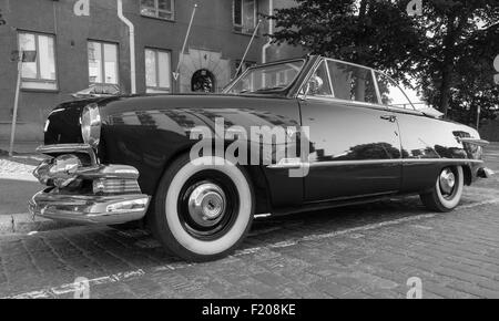 Helsinki, Finlande - le 13 juin 2015 : vieille Ford Custom Tudor Deluxe voiture est garée sur le bord de la route. L'année 1951 Convention avec modification Banque D'Images