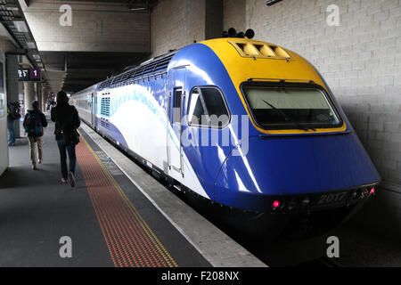 La XPT Express Train de voyageurs à la gare Southern Cross avant de partir pour Sydney. Banque D'Images