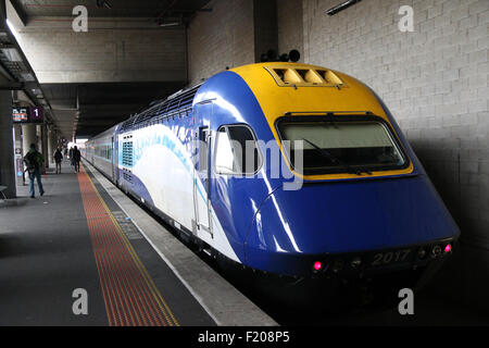 La XPT Express Train de voyageurs à la gare Southern Cross avant de partir pour Sydney. Banque D'Images