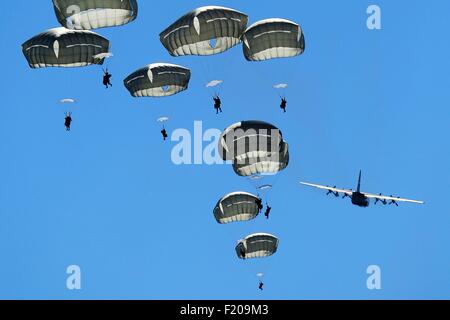 Un U.S. Air Force C-130 Hercules gouttes plus de soldats aéroportés Malemute Zone de chute au cours de l'effort aérien du Pacifique rassemblement à Joint Base Elmendorf-Richardson 24 août 2015 à Anchorage, Alaska. Banque D'Images