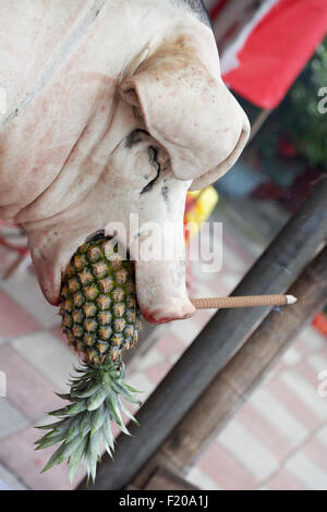 Un cochon rôti farci prêt à cracher avec un ananas dans sa bouche Banque D'Images