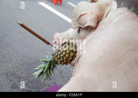 Un cochon rôti farci prêt à cracher avec un ananas dans sa bouche Banque D'Images