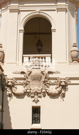 Armoiries sur le mur de l'Hôtel de Ville, Pasadena, Californie, USA. Banque D'Images