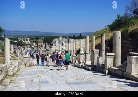 La Turquie, Izmir Province, Selçuk, Ephèse, ville en ruines romaines, de la rue à colonnade. Banque D'Images