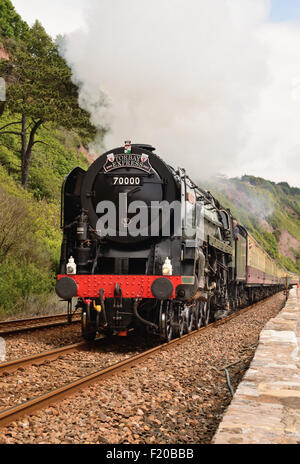 BR 70000 Pacific Standard Pas de 'Britannia', le transport express de Torbay à côté de la digue, en route vers Kingswear. Banque D'Images