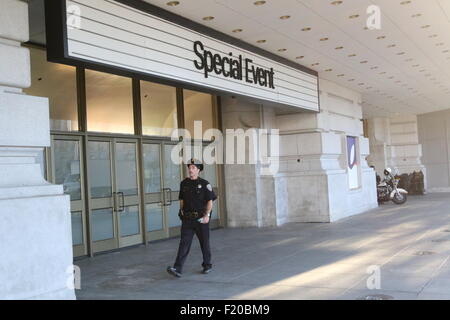 Les mots 'Special Event' sont écrits au-dessus de l'entrée de la Bill Graham Civic Auditorium à San Francisco, USA, 8 septembre 2015. Apple présente ses nouveautés au cours de l'événement à l'auditorium le 9 septembre 2015. Le Bill Graham Civic Auditorium est étroitement lié à l'histoire d'Apple, puisque c'était l'endroit où le premier succès commercial d'Apple Apple II a été introduite au cours de l'ordinateur une juste en 1977. Photo : Christoph Dernbach/dpa r Banque D'Images