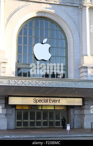 Les mots 'Special Event' sont écrits au-dessus de l'entrée de la Bill Graham Civic Auditorium à San Francisco, USA, 8 septembre 2015. Apple présente ses nouveautés au cours de l'événement à l'auditorium le 9 septembre 2015. Le Bill Graham Civic Auditorium est étroitement lié à l'histoire d'Apple, puisque c'était l'endroit où le premier succès commercial d'Apple Apple II a été introduite au cours de l'ordinateur une juste en 1977. Photo : Christoph Dernbach/dpa r Banque D'Images