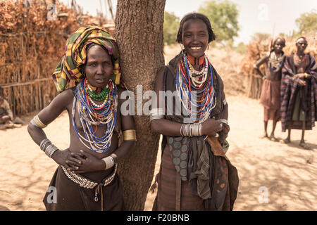 TURMI, ÉTHIOPIE, 16 agosto 2015 : deux femmes non identifiées à partir de la tribu Arbore. Les gens de la tribu arbore sont en danger en raison d'huile fie Banque D'Images