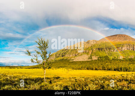 Un panorama d'un arc-en-ciel et le massif Ahkka. Banque D'Images