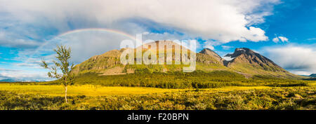 Un panorama d'un arc-en-ciel et le massif Ahkka. Banque D'Images