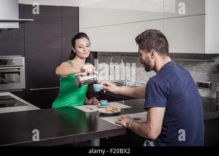 Young woman pouring petit-déjeuner café pour petit ami Banque D'Images