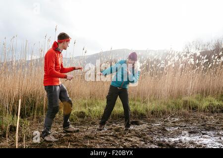 Jeune couple hiking, fricoter, Derwent Water, Keswick, Lake District, Cumbria, Royaume-Uni Banque D'Images
