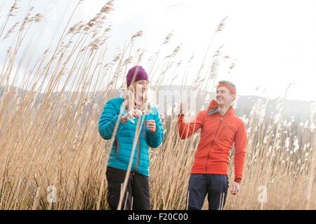 Jeune couple hiking, Derwent Water, Keswick, Lake District, Cumbria, Royaume-Uni Banque D'Images