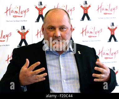 Prague, Prague. Sep 9, 2015. Pdg de Hamleys of London Gudjon Reynisson parle lors d'une conférence de presse sur la signature du contrat qui va confirmer officiellement l'arrivée de l'entreprise britannique Hamleys, dans le centre du marché européen. Hamleys ouvrira l'un des plus grands magasins de jouets au monde à Prague, Prague, République tchèque, le 9 septembre 2015. © Michal Krumphanzl/CTK Photo/Alamy Live News Banque D'Images