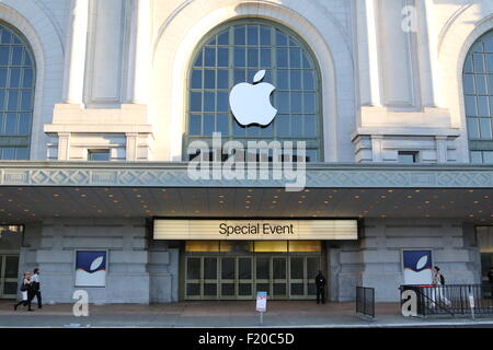 San Francisco, USA. Sep 8, 2015. Les mots 'Special Event' sont écrits au-dessus de l'entrée de la Bill Graham Civic Auditorium à San Francisco, USA, 8 septembre 2015. Apple présente ses nouveautés au cours de l'événement à l'auditorium le 9 septembre 2015. Le Bill Graham Civic Auditorium est étroitement lié à l'histoire d'Apple, puisque c'était l'endroit où le premier succès commercial d'Apple Apple II a été introduite au cours de l'ordinateur une juste en 1977. Photo : Christoph Dernbach/dpa r/dpa/Alamy Live News Banque D'Images