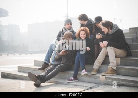 Six jeunes amis adultes sur les mesures portable navigation