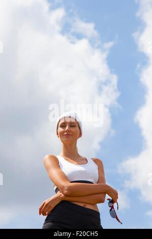 Portrait de jogger contre ciel bleu Banque D'Images