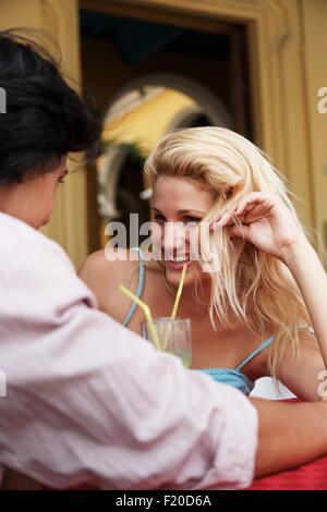 Jeune couple avec Mojito cocktails dans un restaurant, La Havane, Cuba Banque D'Images