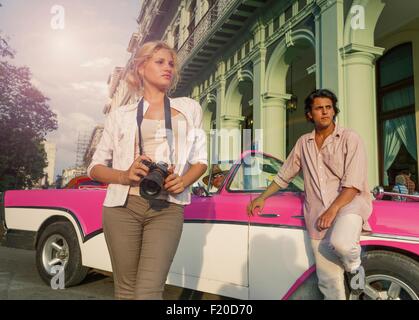 Jeune couple avec convertible vintage prenez des photos, La Havane, Cuba Banque D'Images