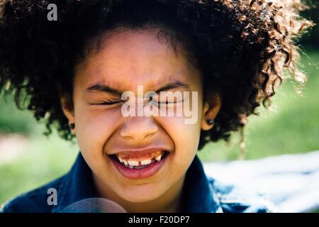 Close up Portrait of Girl with eyes closed tirant face Banque D'Images