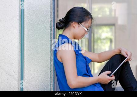 Young woman using digital tablet lecture Banque D'Images