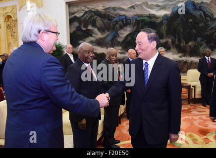 (150909) -- BEIJING, 9 septembre 2015 (Xinhua) -- Wang Qishan (R), un membre du Comité permanent du Bureau politique du Parti communiste chinois (PCC) et à la tête du Comité Central du CPC Commission centrale de contrôle disciplinaire (CCDI), rencontre avec les accompagnateurs d'outre-mer du parti et World Dialogue 2015 à Beijing, capitale de la Chine, 9 septembre 2015.(Xinhua/Li Xueren) (yxb) Banque D'Images