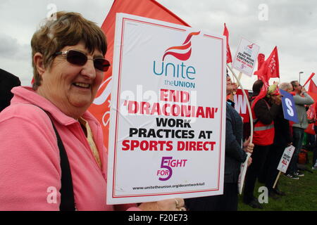 Un manifestant lors d'une démonstration par le syndicat Unite manifestations devant le siège et l'entrepôt de Sports Direct dans Shirebrook où la société aujourd'hui a tenu son assemblée générale annuelle. Les manifestants réclament la fin de ce qu'ils appellent "Victorian" des pratiques de travail à l'entrepôt Shirebrook. La manifestation fait partie d'une journée nationale d'action à l'extérieur Sports Direct les magasins à travers le Royaume-Uni. Credit : Deborah Vernon/Alamy Live News Banque D'Images