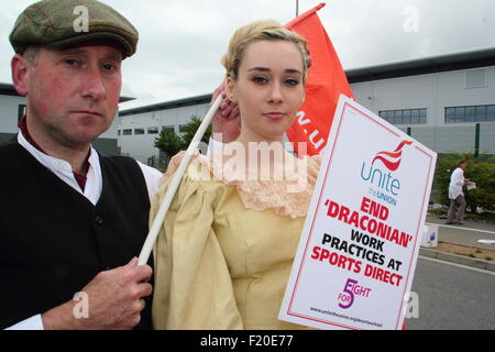 Shirebrook, Derbyshire, Royaume-Uni. 9 Sept 2015. Les manifestants vêtus de tenues de Dickens lors d'une manifestation à l'extérieur de l'Union européenne unissent siège et magasin de sports Direct dans Shirebrook où la société aujourd'hui a tenu son assemblée générale annuelle. Les manifestants réclament la fin de ce qu'ils appellent "Victorian" des pratiques de travail à l'entrepôt Shirebrook. La manifestation fait partie d'une journée nationale d'action à l'extérieur Sports Direct les magasins à travers le Royaume-Uni. Credit : Deborah Vernon/Alamy Live News Banque D'Images