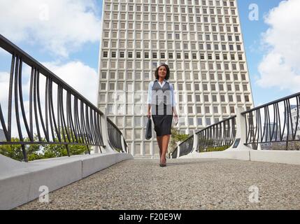 Low angle view of business woman carrying briefcase Banque D'Images