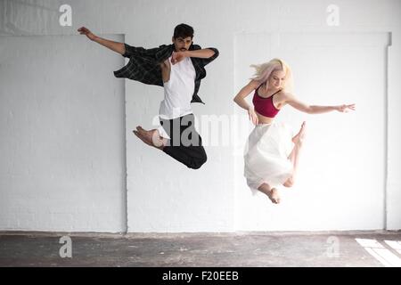 Danseurs pratiquant au studio Banque D'Images