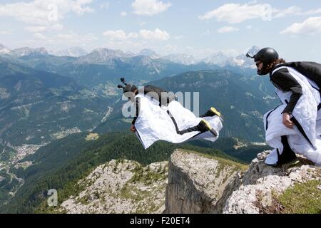 Deux hommes cavaliers DE BASE sortie de montagne, Dolomites, Italie Banque D'Images