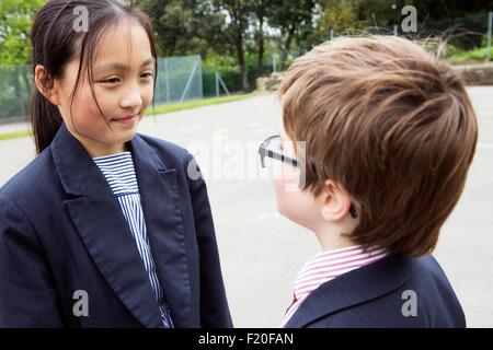 Camarades de bavarder dans Jeux pour enfants Banque D'Images