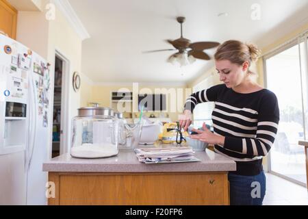 Woman baking in kitchen Banque D'Images