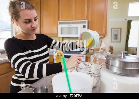 Woman baking in kitchen Banque D'Images