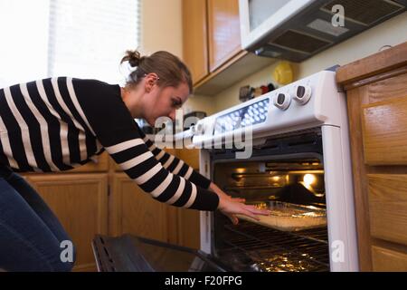 Woman baking in kitchen Banque D'Images