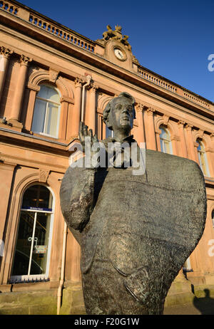 L'Irlande, Comté de Sligo, Sligo, statue du poète W B Yeats dans le centre de la ville. Banque D'Images